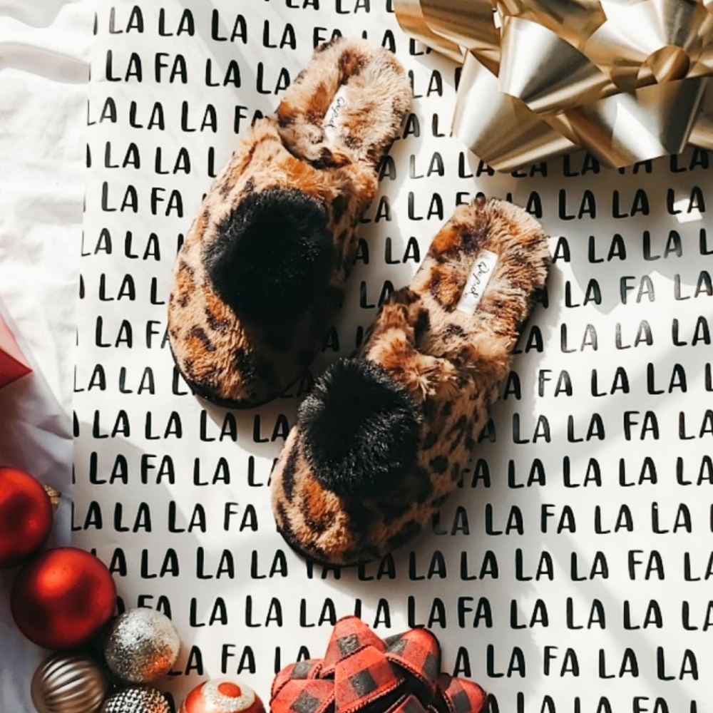 🆕️Holiday Collection//LEOPARD SLIPPERS - Picture 3 of 9